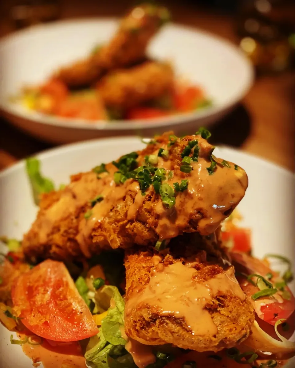 My Homemade Lunchtime Special
Cajun Battered Cod Fish Fillets n a bed of Fresh Lettuce 🥬 and 🫑 with a Hot spicy tomato dressing 
#chefemanuel 
#homecooking 
#|Emanuel Hayashiさん