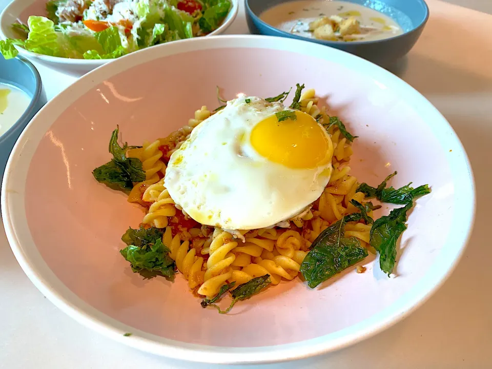 Thai bolognese fusilli with fried egg|skyblueさん