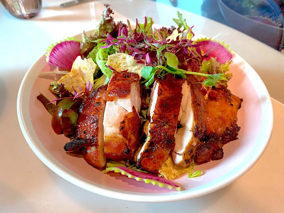 Fresh garden salad with truffle vinaigrette and grilled chicken|skyblueさん