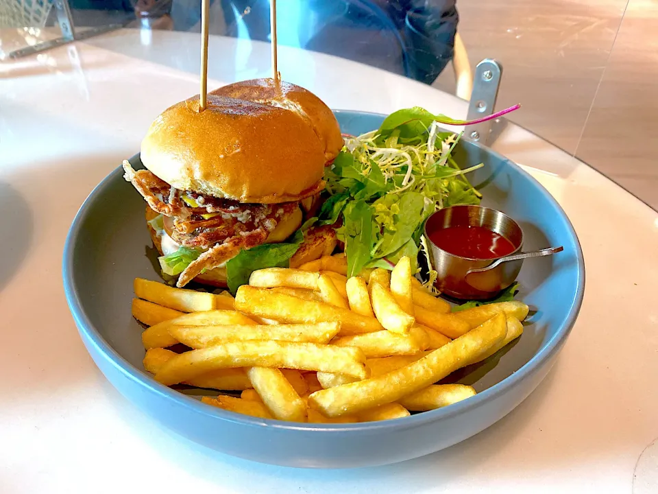 Soft shell crab and wagyu beef burger with fries|skyblueさん