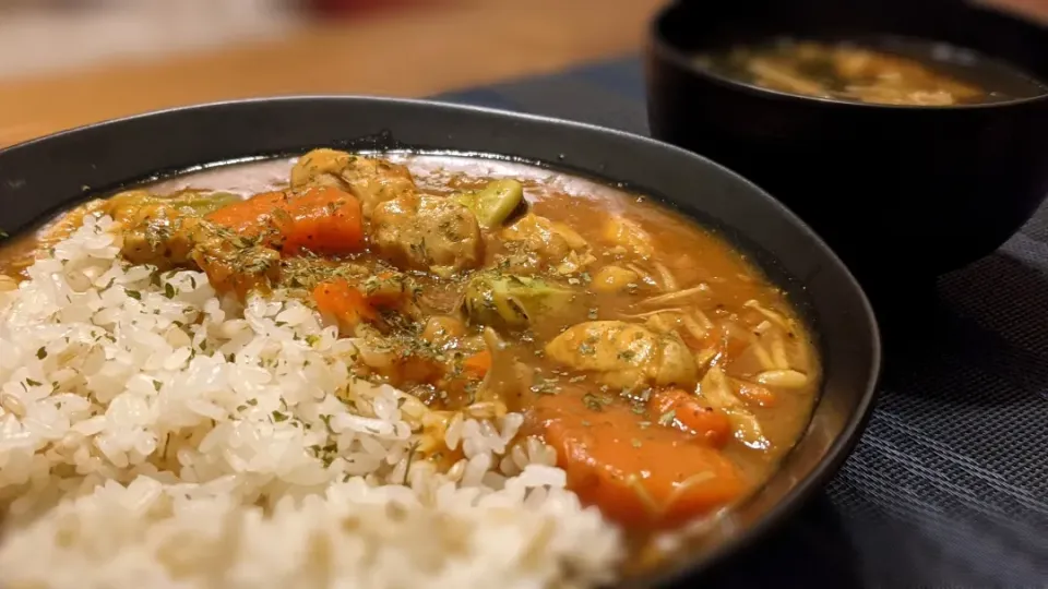 鶏肉とそら豆のカレー🍛
の晩ごはん✨|kaz(*･ω･)さん