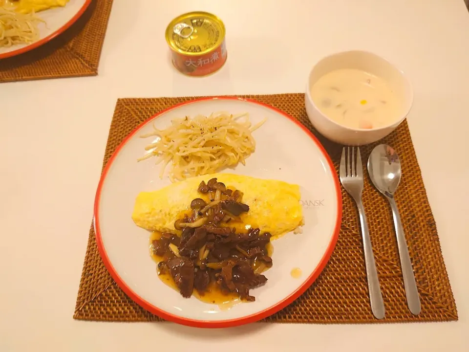 今日の夕食　鯨大和煮缶のあんかけオムライス、牛乳コンソメスープ|pinknari🐰🌈さん