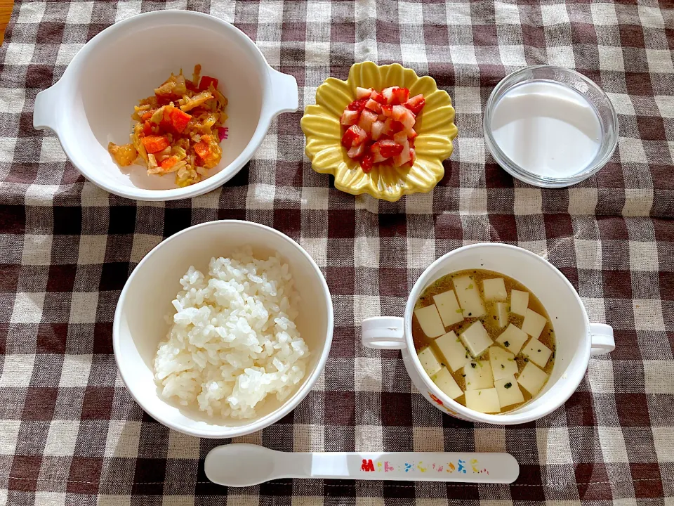 【離乳食】豆腐のお味噌汁、ごはん、鶏肉と野菜のケチャップ炒め、いちご、牛乳|sayaさん