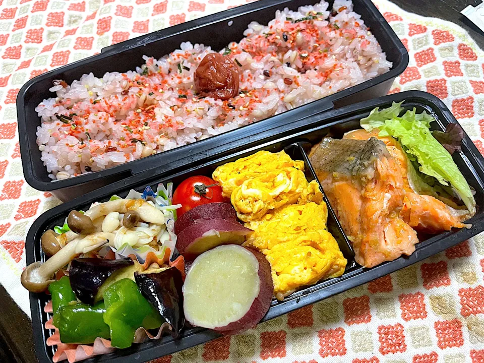 お弁当★ジンジャーサーモン、なめたけ卵、きのこのおかか煮、なすとピーマンのポン酢和え、さつまいもの甘露煮|ハルさん