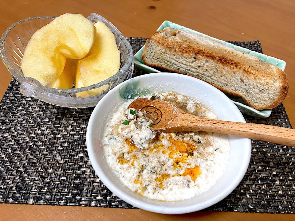 シェントウジャン＆ごま油で焼いた胡麻トースト＆密たっぷりんご🍎|さくたえさん