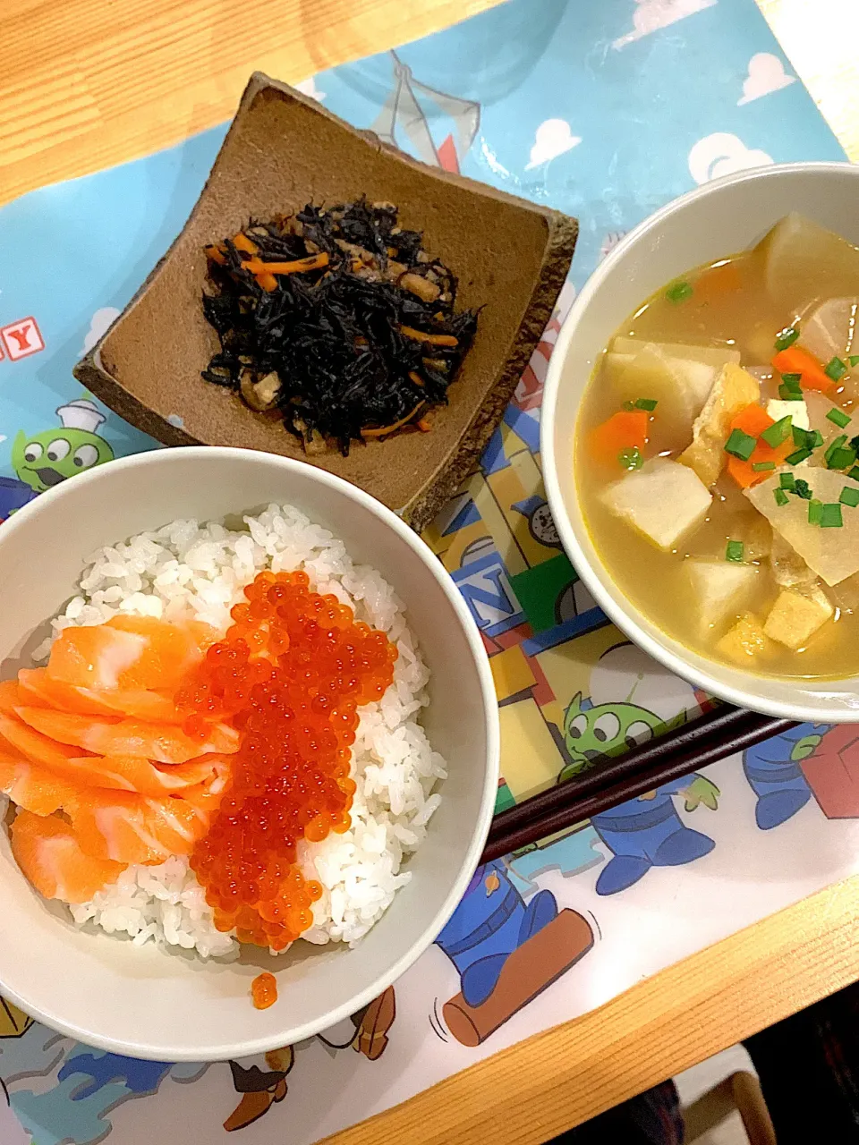 ・サーモンいくら親子丼　・けんちん汁　・ひじきの煮物|ぺろたんさん