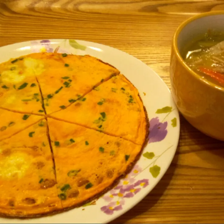 Snapdishの料理写真:'21．12/20
納豆オムレツと🐔ちゃんと白菜と椎茸の軸のスープ😋|たえさん