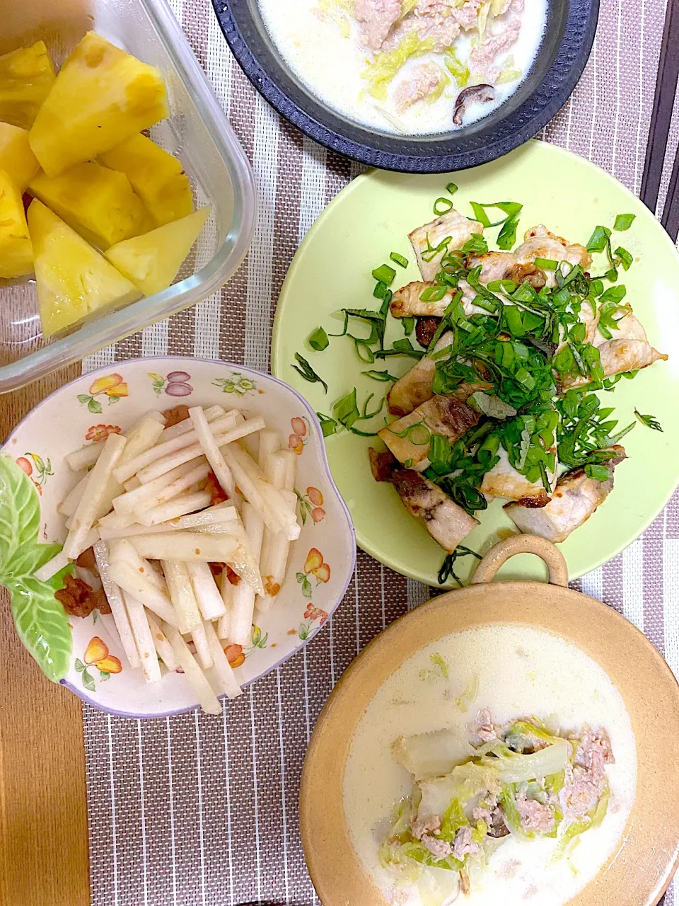 誕生日による暴食明けの粗食🤲🏻めかじきのネギソテー、祖父の大根で梅みりん、祖父の白菜で鶏豆乳スープ、パイナップル|1614さん