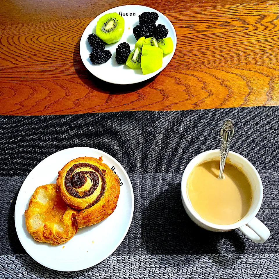 Snapdishの料理写真:12月 20日　朝ごはん　デニッシュパン、カフェオレ、キウイ、ブラックベリー|yakinasuさん