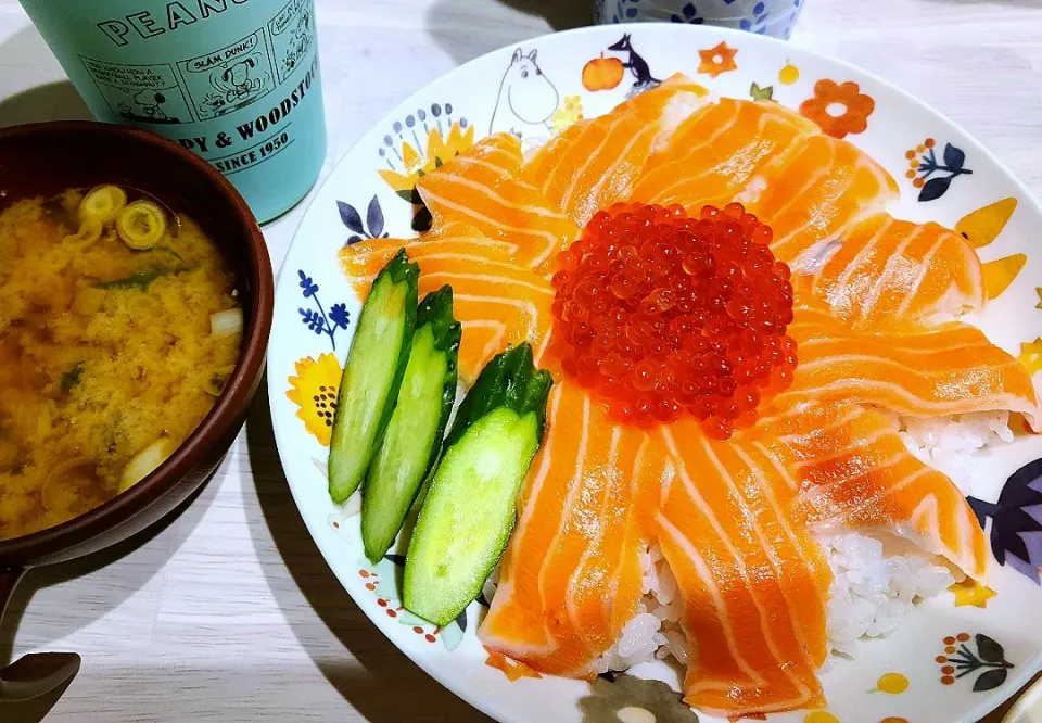 サーモンいくら丼と海老味噌汁|コハクさん