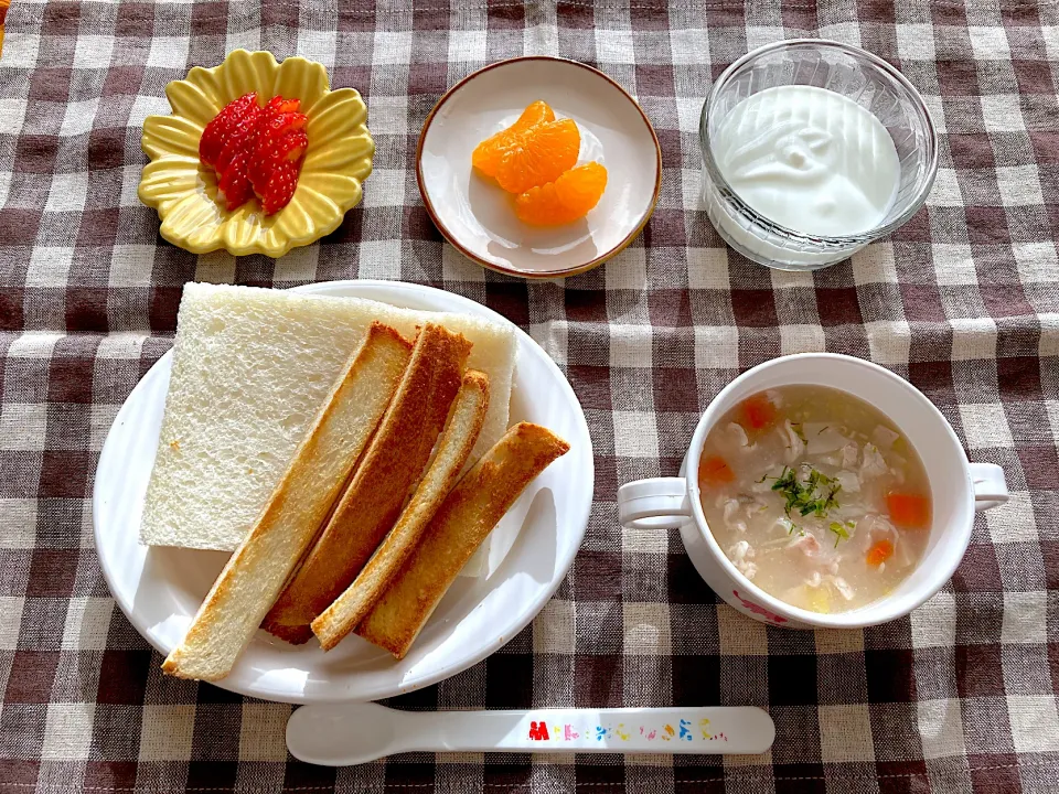 Snapdishの料理写真:【離乳食】食パン、豚肉と野菜のあんかけスース、いちご、みかん、ヨーグルト|sayaさん