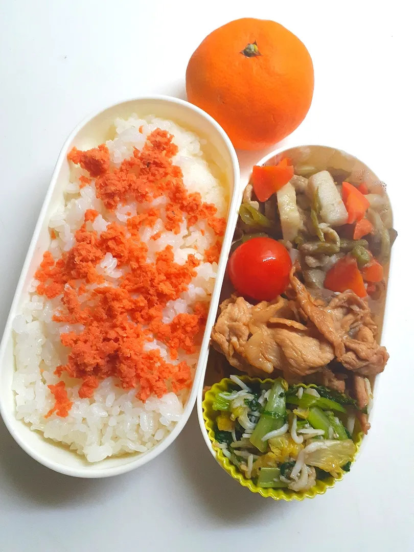 Snapdishの料理写真:☆中学生弁当☆鮭ごはん、筑前煮、ミニトマト、生姜焼、小松菜シラスポン酢和え、みかん。|ｼｮｺﾗさん