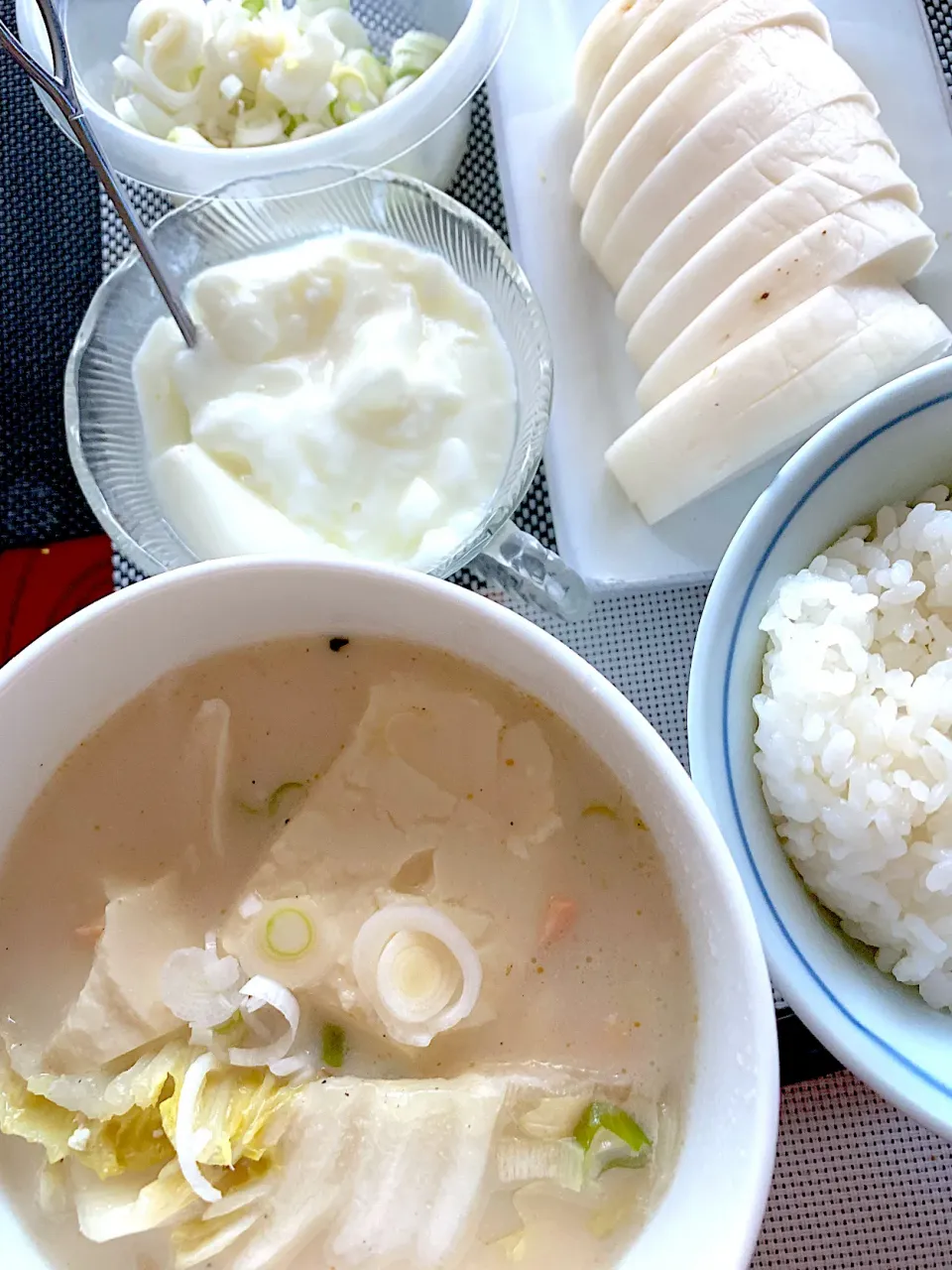 またまた白いシリーズ白い白い粕汁鍋に鮭のあら投入しての朝ごはん|シュトママさん