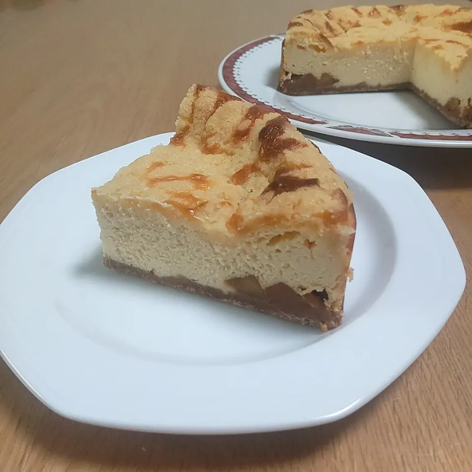 キャラメルリンゴのクランブルベイクドチーズケーキ🍎|hrnさん