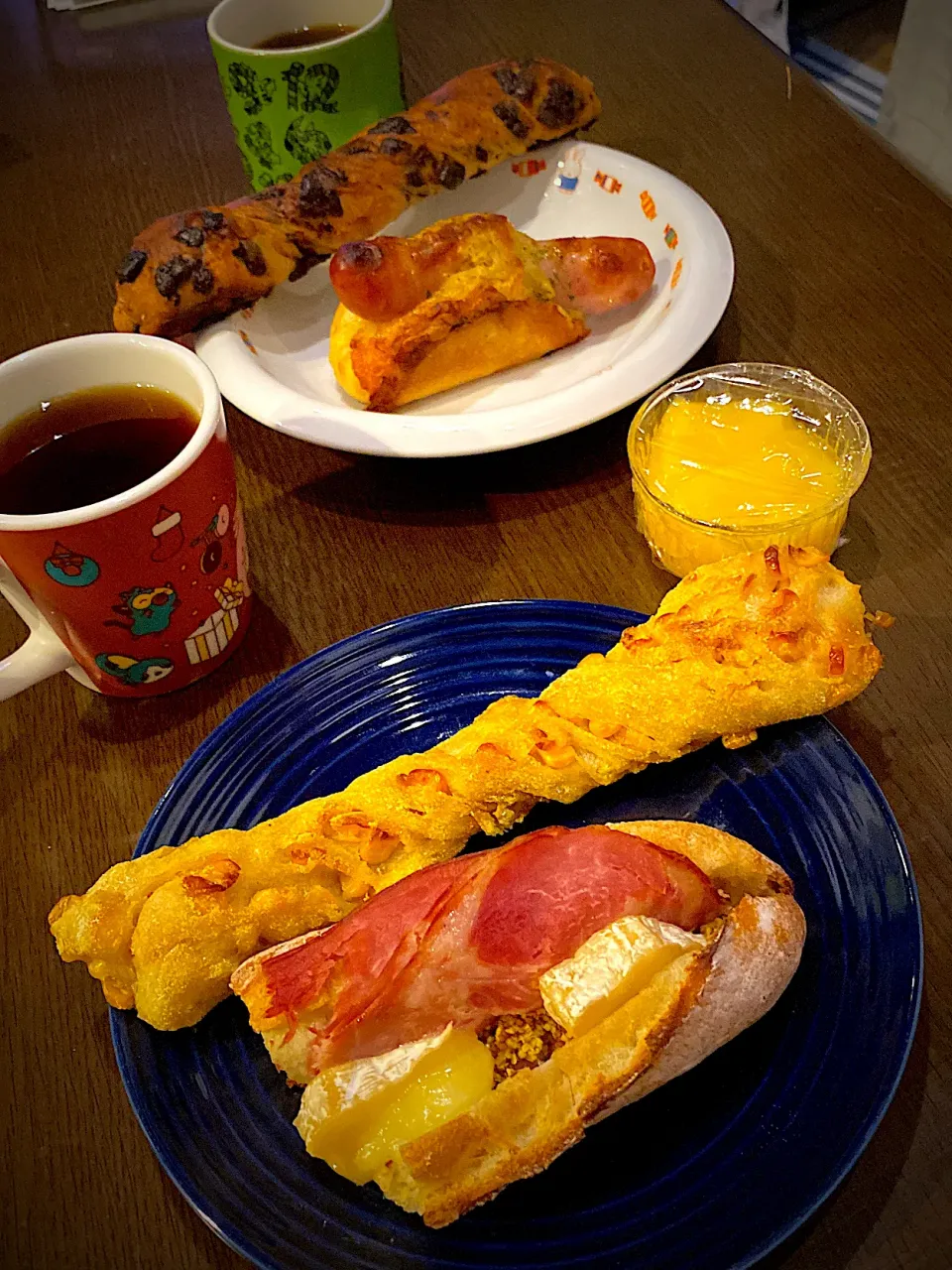 パストラミビーフとカマンベールチーズ サンド　コーンパン　ショコラパン🥖　ソーセージチーズトースト　コーヒー☕️   マンゴープリン🍮|ch＊K*∀o(^^*)♪さん