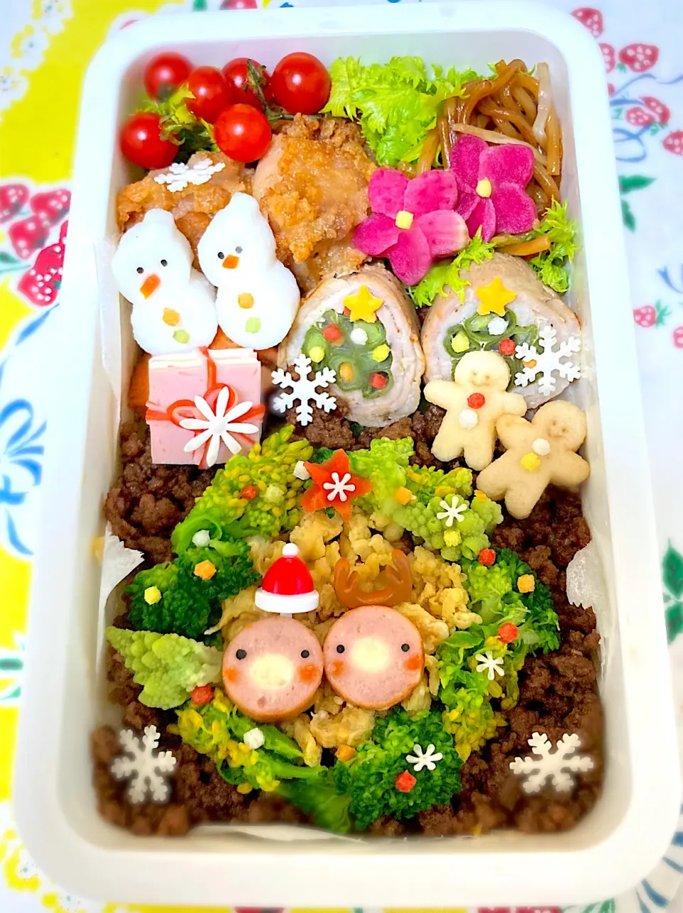 Snapdishの料理写真:クリスマスリース🎄そぼろ丼弁当|さわさんさん