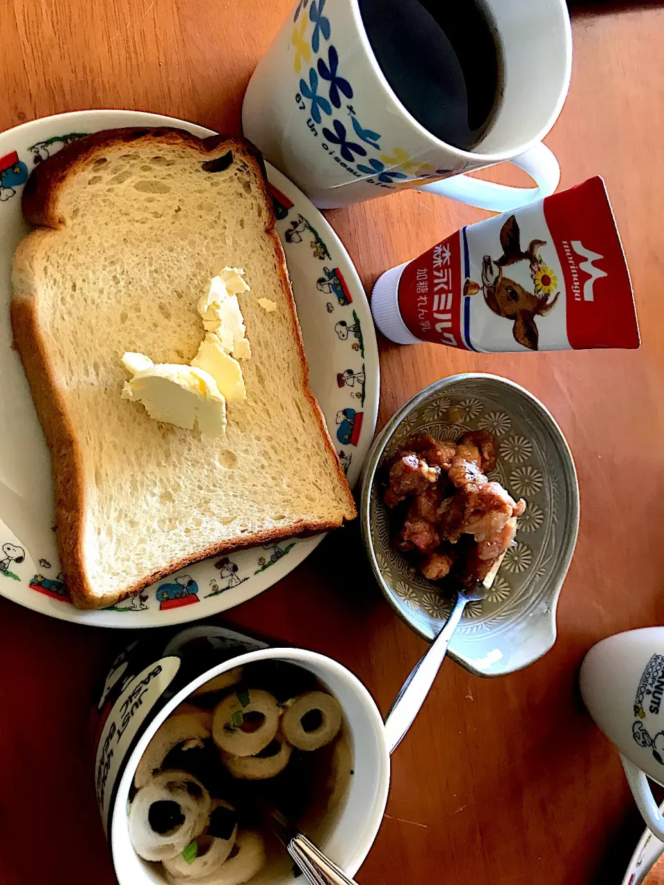 珈琲美味い♪ 和洋折衷で！ #朝食 パン(マーガリン、練乳)、お吸物、焼鳥(塩味)、薄しぃコーヒー|ms903さん