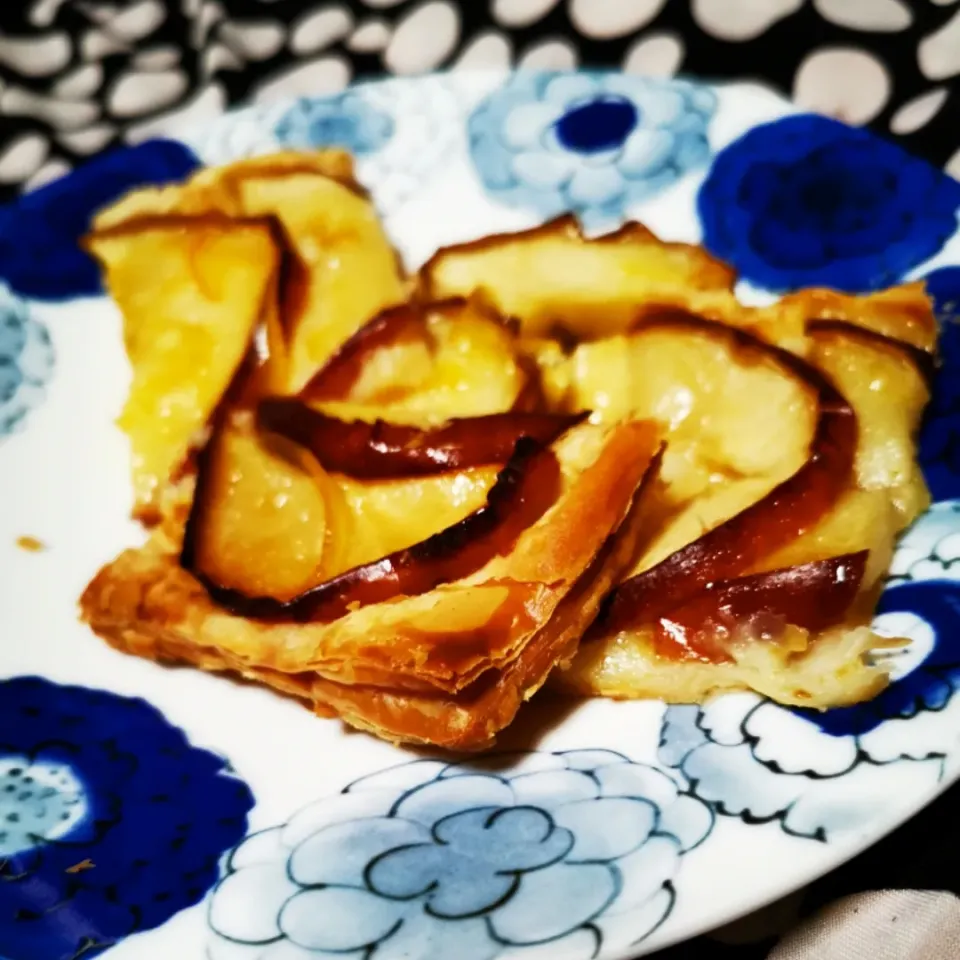 Snapdishの料理写真:りんご安かったから

りんご🍎の薄焼きタルト👌|ペンギンさん