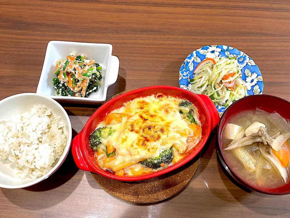 Snapdishの料理写真:鮭とブロッコリーのグラタン　余り野菜の味噌汁　きゅうりと大根カニかまの三色ナムル　ほうれん草の白和え|おさむん17さん