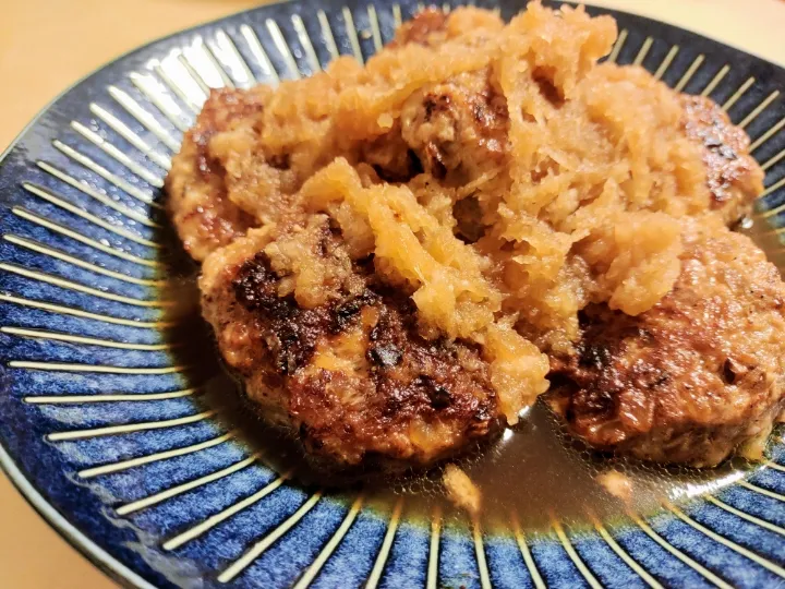 Snapdishの料理写真:【豚ひき肉で作る】旨味たっぷり和風ハンバーグ【おろしダレ】

|ちゃんまさん