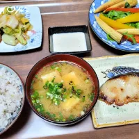 白菜のお漬物＆バーニャカウダ風サラダ＆十六穀米＆お味噌＆西京焼きにカボスを添えて…|chii...さん