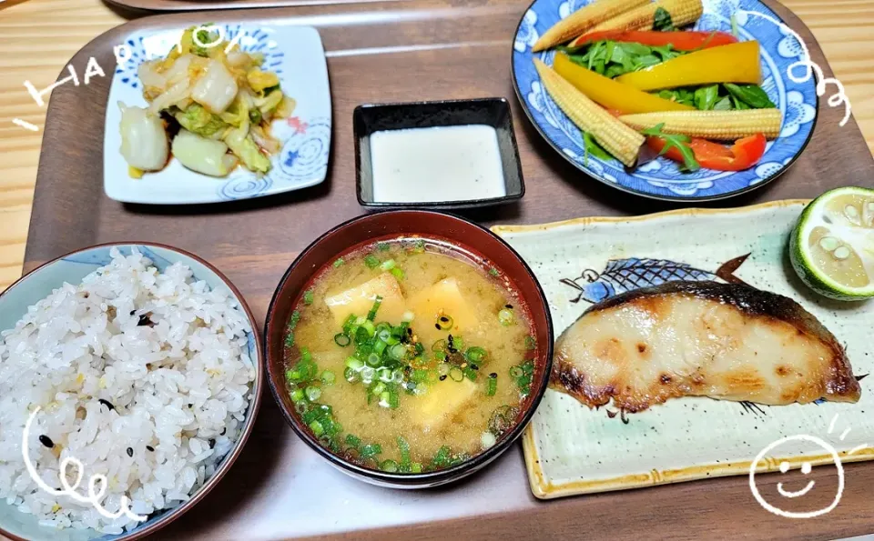 白菜のお漬物＆バーニャカウダ風サラダ＆十六穀米＆お味噌＆西京焼きにカボスを添えて…|chii...さん