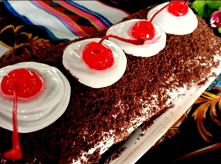 Black forest cake roll|Gladz Lomoljoさん