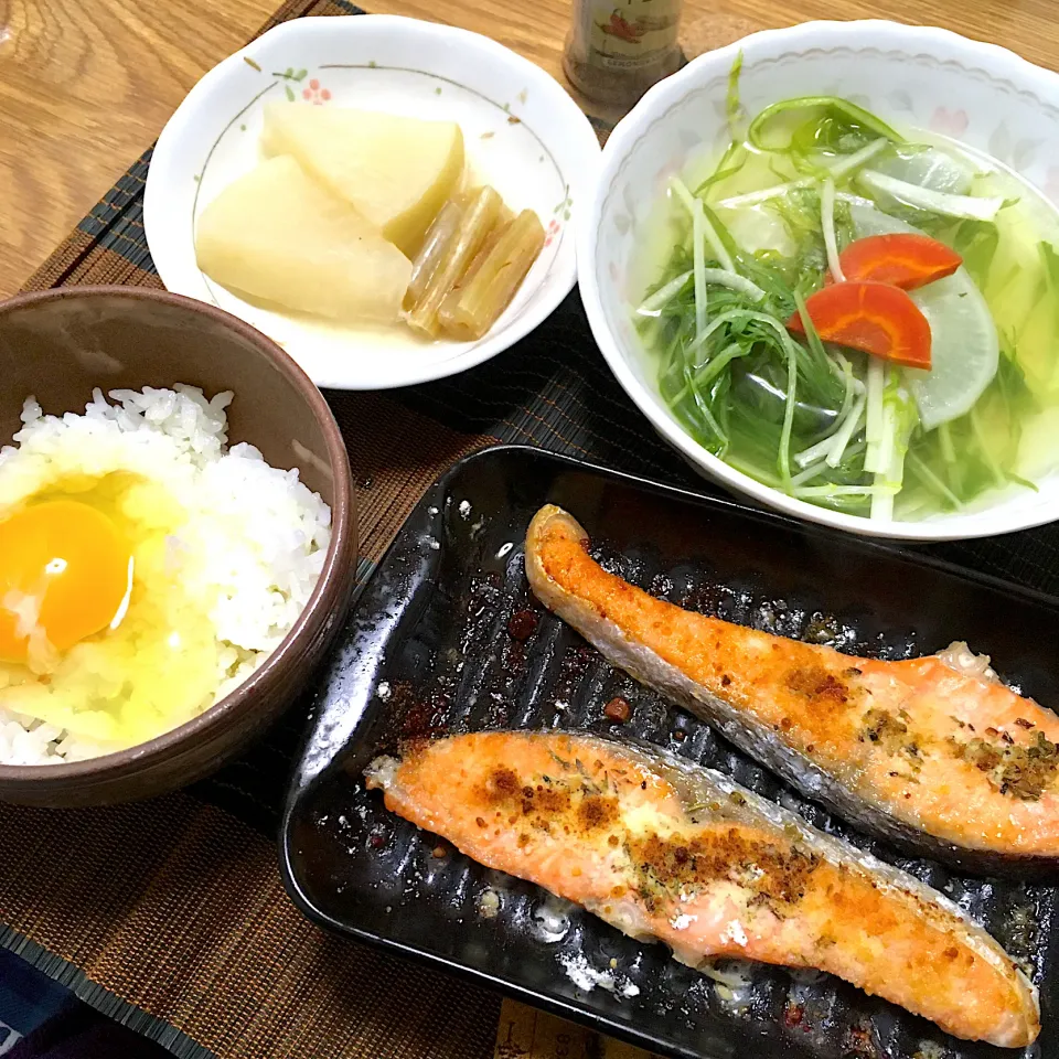 Snapdishの料理写真:2021/12/22 鮭の香草焼、ふろふき大根、卵かけご飯|kykyさん