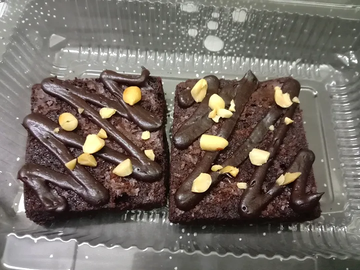 Fudgy Brownie with Glaze and nuts 
#muslimah 
#bangladeshi 
#brownie 
#homemade 


www.facebook.com/nisahomefood|Sadia Meherinさん