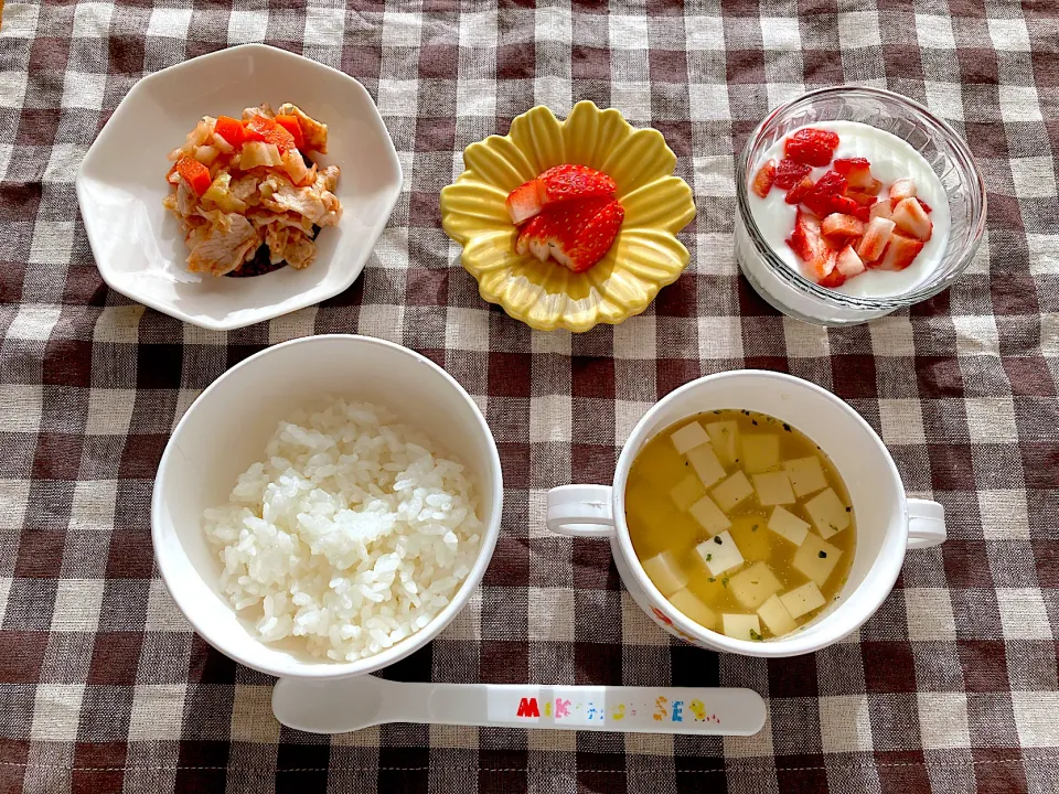 【離乳食】お豆腐のお味噌汁、ごはん、豚肉と野菜のケチャップ和え、いちご、ヨーグルト|sayaさん