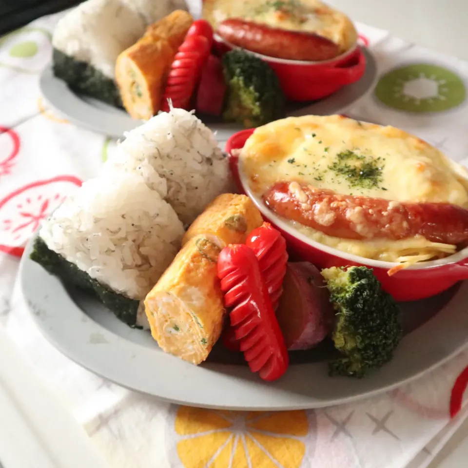 Snapdishの料理写真:高校生男子＆中学生男子置きランチ🍱グラタンとおむすび🍙|なかじー。さん