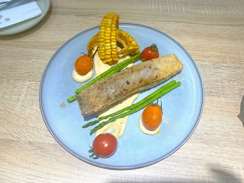 Snapdishの料理写真:Mashed cauliflower and pan fried halibut steak|skyblueさん