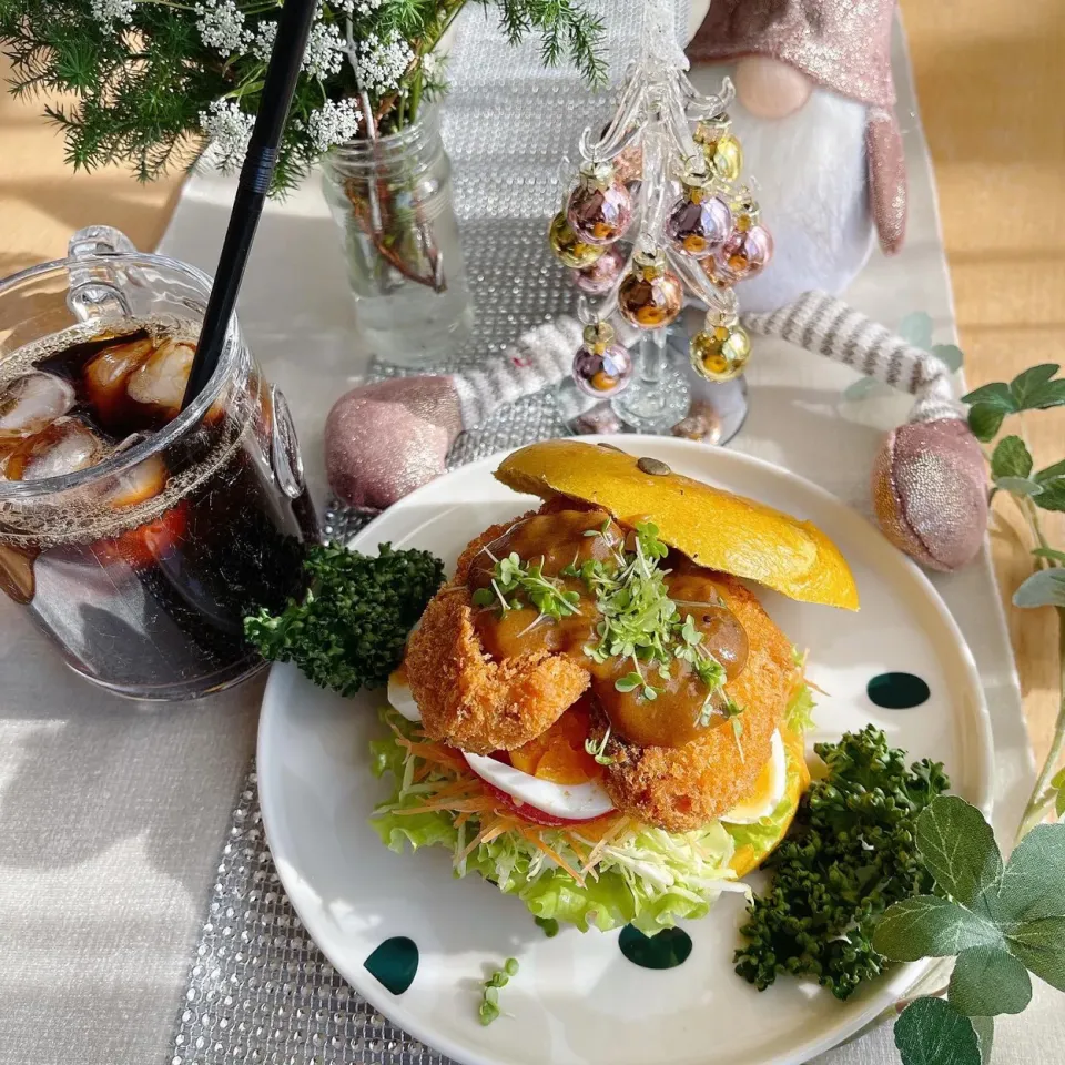 12/23❤︎カレーひれかつ&半熟たまごのベーグルサンド🥯🍃
・かぼちゃベーグル（ベーグルカンパニー）
・カレー掛けひれかつ
・半熟たまご
・フリルレタス.キャベツ.人参.トマト|Makinsさん