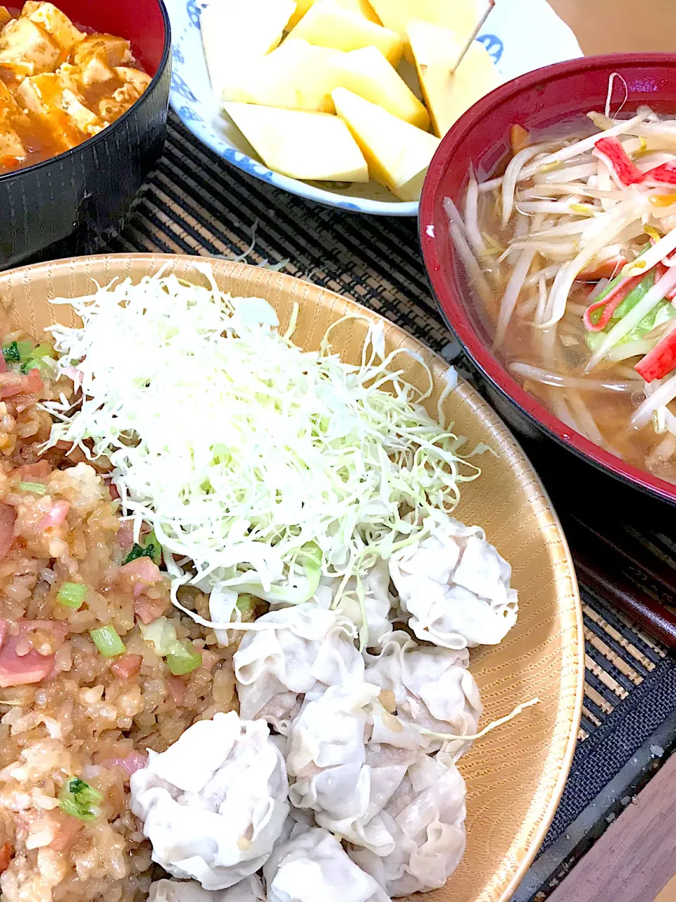 炒飯、焼売、サラダ、麻婆豆腐、餡掛け饂飩と、青森産リンゴ♪|まみみさん