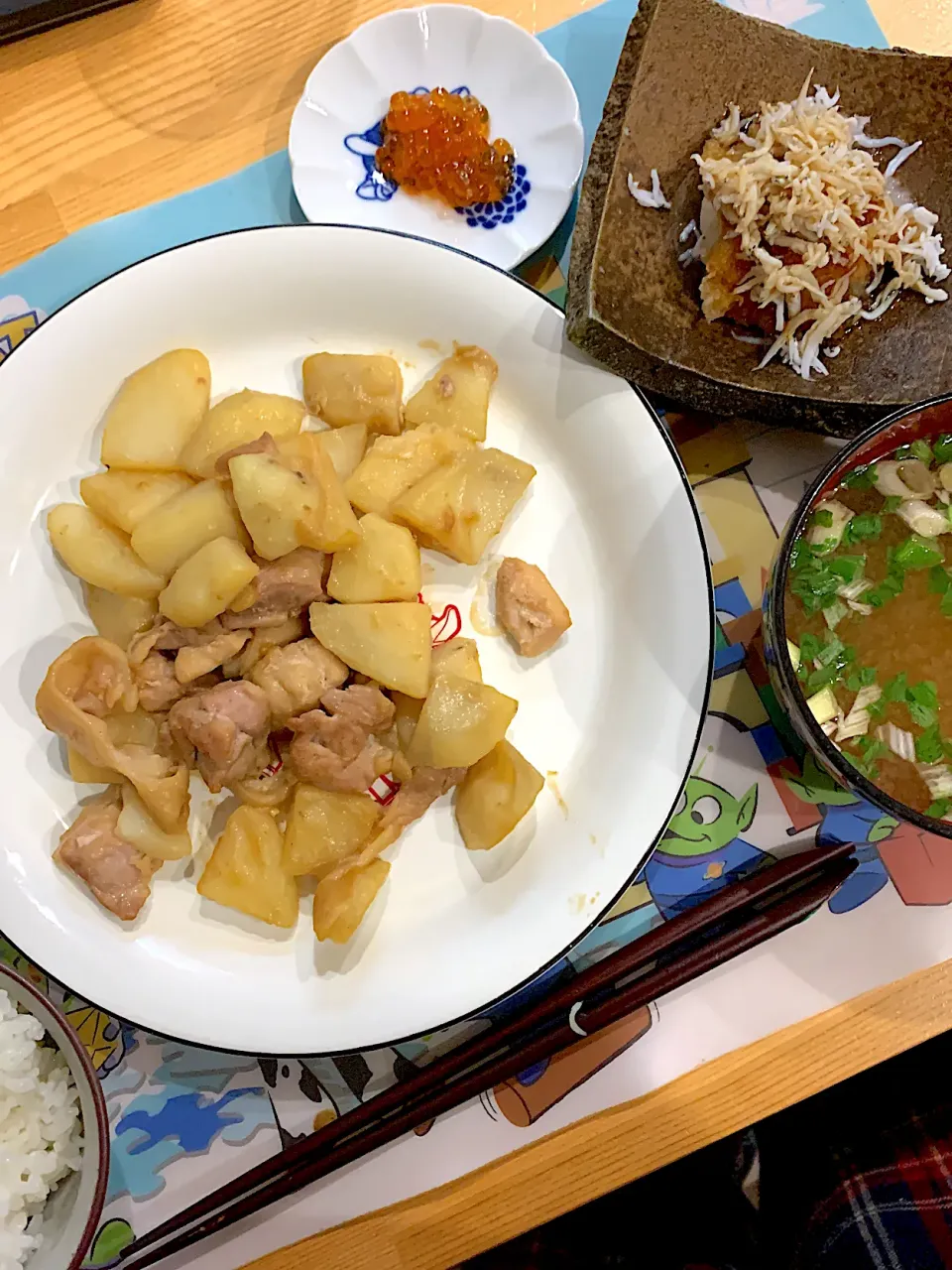 ・鶏もも肉とじゃがいもの照り焼き　・しらす大根　・いくら　・お味噌汁|ぺろたんさん