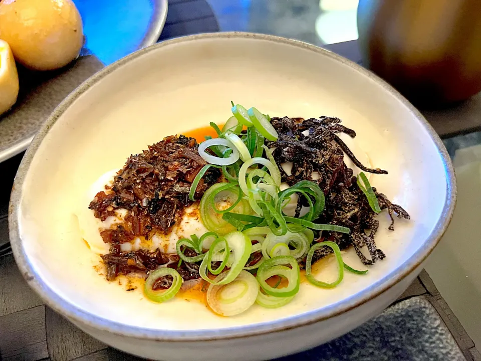 冷奴。　塩昆布と胡麻油、いりこの食べるラー油掛け。|yokoさん