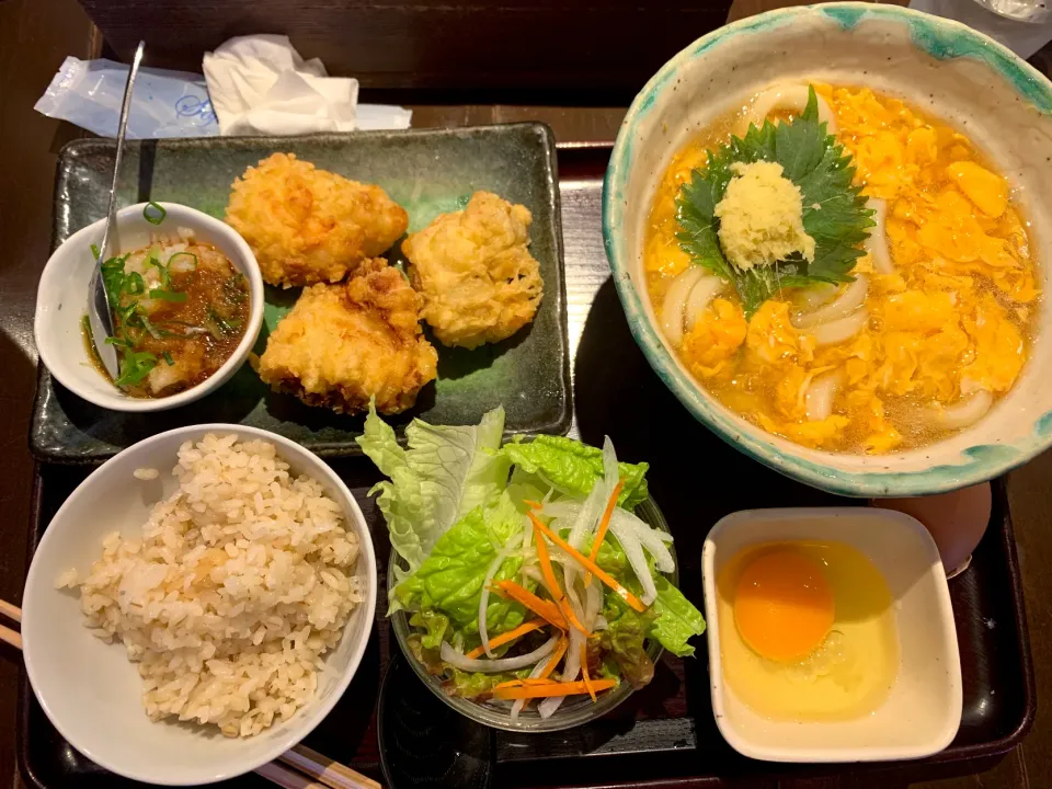 Snapdishの料理写真:鈴庵さんの鶏卵うどんと卵かけご飯のセット。卵かぶり。|ma*thikoさん