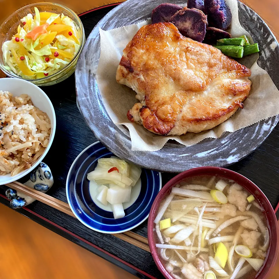 Snapdishの料理写真:チキンステーキ定食風お昼ごはん|Kさん