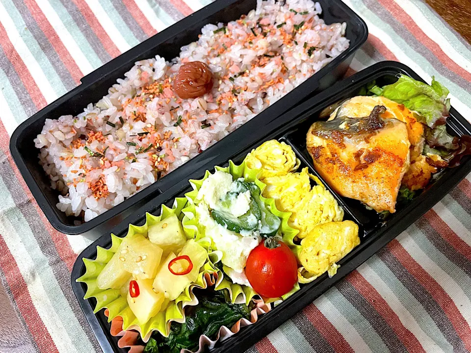 Snapdishの料理写真:お弁当★鮭のマヨ焼き、卵焼き、小松菜のからし漬け、ポテトサラダ、甘酢大根|ハルさん