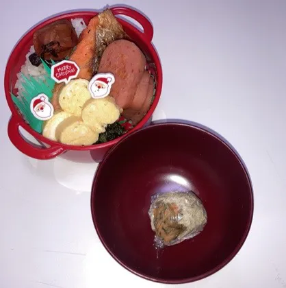 Snapdishの料理写真:パパ弁。🌟鮭かま🌟ベビーハム🌟ほうれん草のごまポン酢炒め🌟だし巻き卵🌟みそ汁今日は朝から子供達6時前起床「サンタさんまだかー⤵︎」いや早すぎ(´༎ຶོρ༎ຶོ`)|Saharaさん