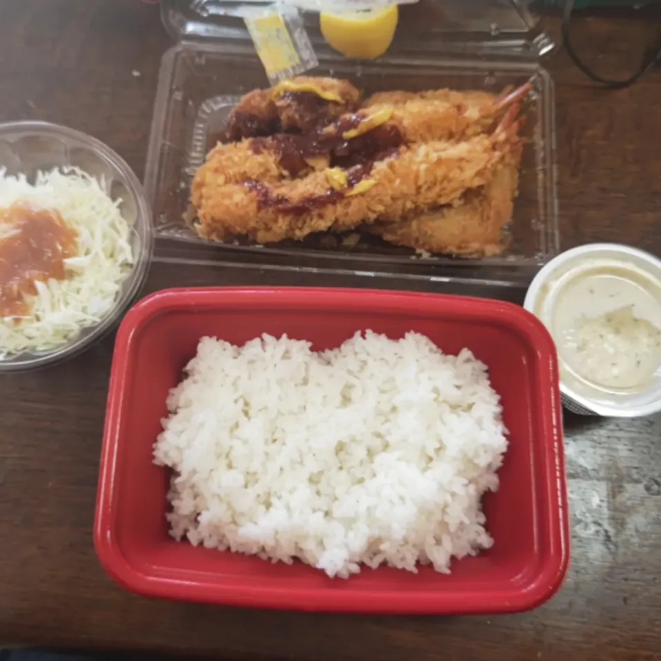 Snapdishの料理写真:お昼は海鮮ミックスフライ定食|アクちゃんさん