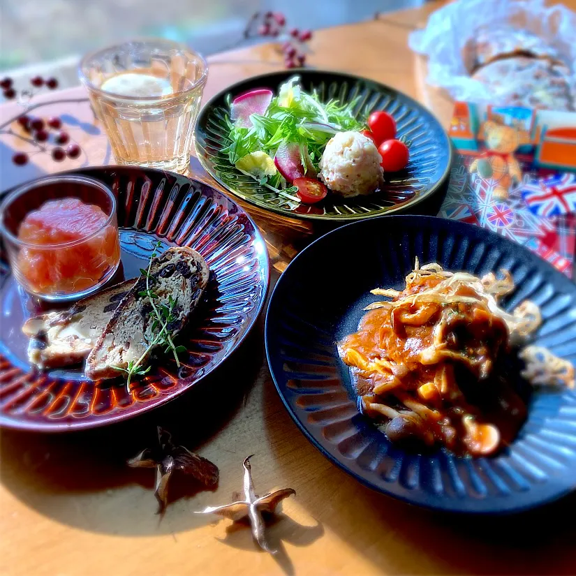 息子が帰省中のランチ【12/11】🍽煮込みハンバーグ🍄サラダ🥗シュトママさんのシュトーレン🎄ピンクグレープフルーツゼリー🍊一足早いクリスマスランチ🎄🎅|Naoさん