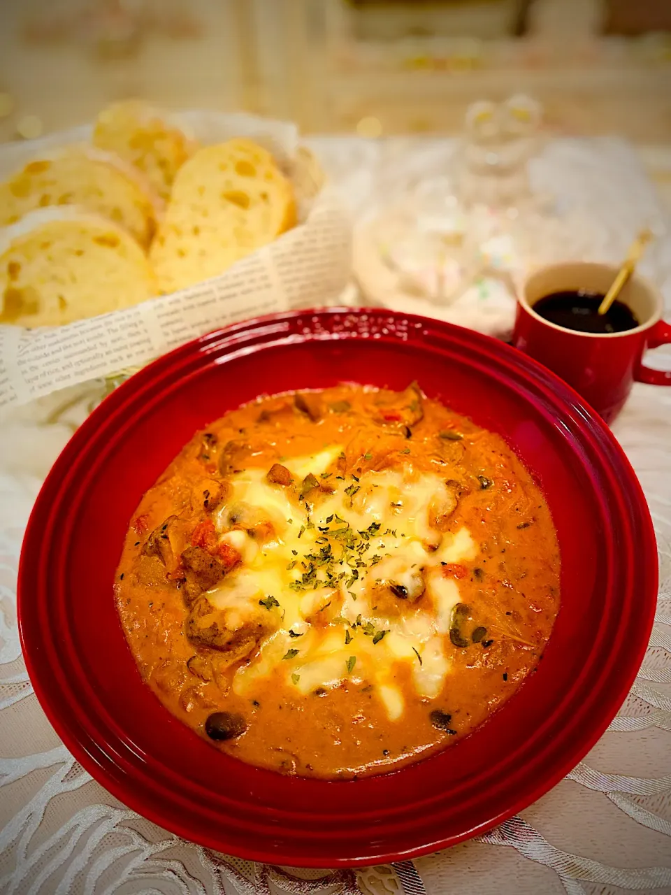 焼きたてバケット🥖&                                  チキンとハーブ🌿のトマトクリーム煮込み🍅|🐶dekochoro🐶さん