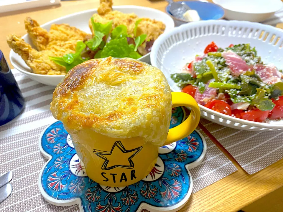 🎄手作りパイ生地(バターも生クリームから手作り)で、クラムチャウダーポットパイ🥧、菜花と生ベーコンとトマトのパルミジャーノマリネ、モスチキン🍗|1614さん