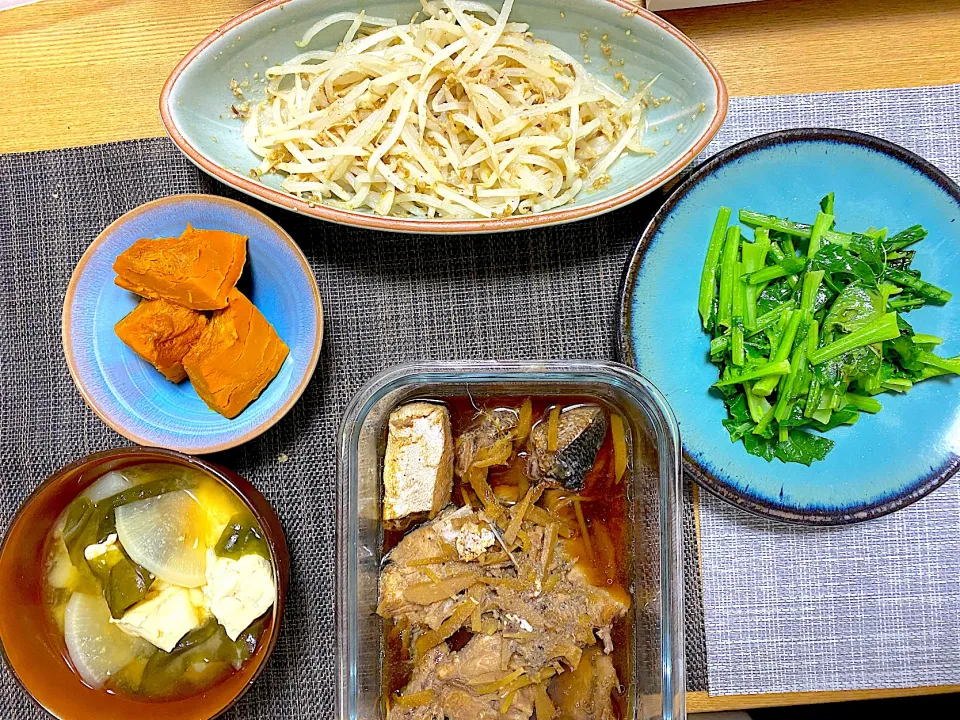 Snapdishの料理写真:もやしの胡麻ナムル、菜の花の瞬間蒸し、長崎の麦味噌で味噌汁、かぼちゃの塩蒸し🎃|1614さん