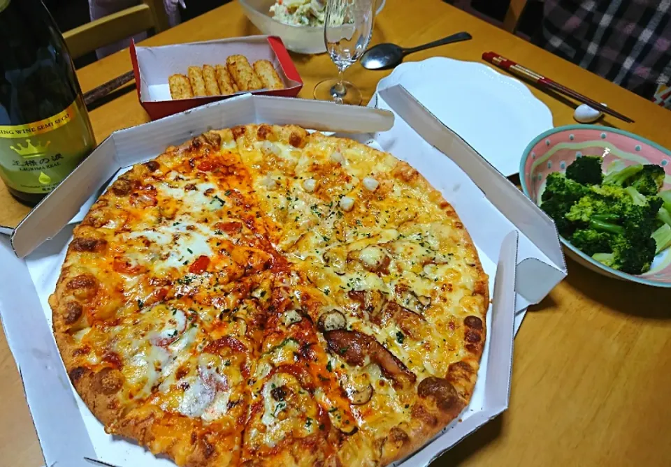 クリスマスの夜は
ピザを食べる🍕|しまだ ちえこさん