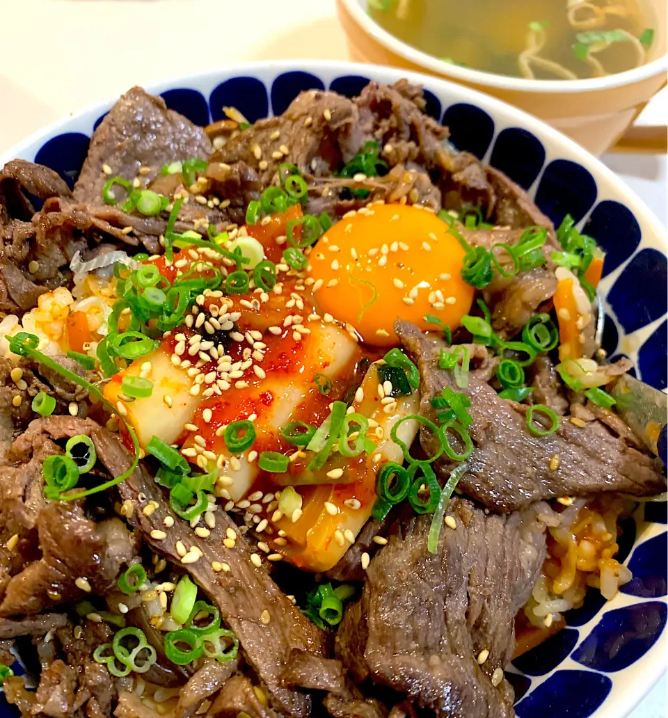 夜ご飯☺︎旦那さん用スタミナたっぷりビビンバ丼、お味噌汁|とまこ(*^o^*)さん