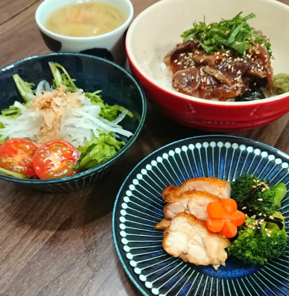 Snapdishの料理写真:照り焼きチキンとぶりの漬け丼|ゆりちさん