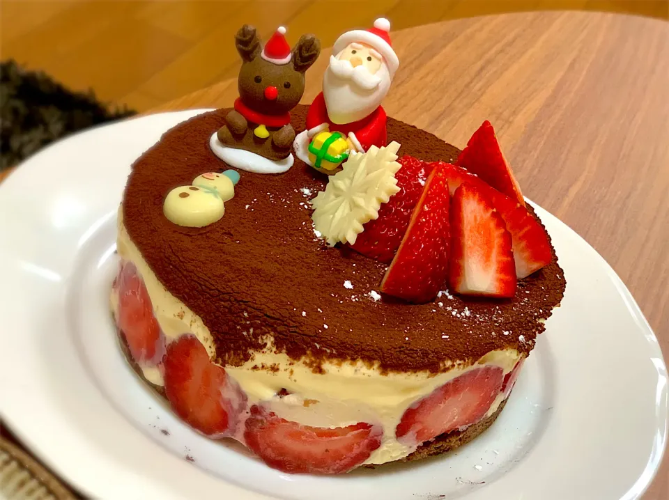 Snapdishの料理写真:クリスマスケーキ　ティラミスのホールケーキ|ふくすけ食堂さん