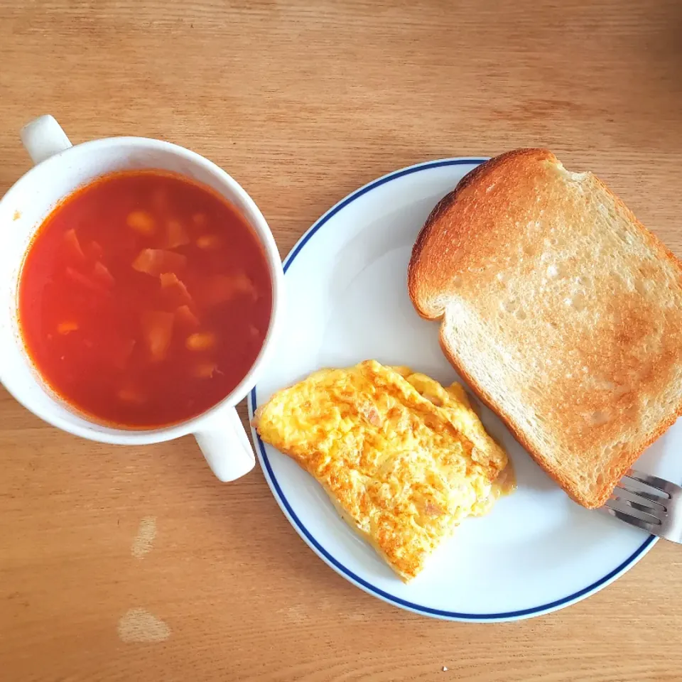 Snapdishの料理写真:ツナと玉ねぎのオムレツ、大豆のトマトスープ|halさん